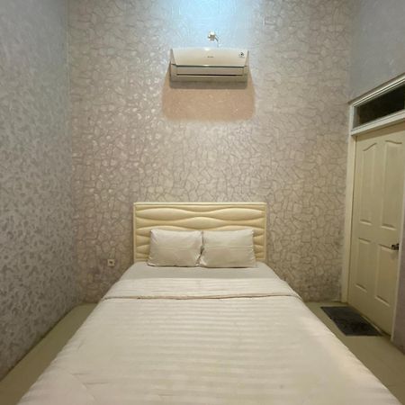 Griya Rw Family Guest House Redpartner Solo Zewnętrze zdjęcie