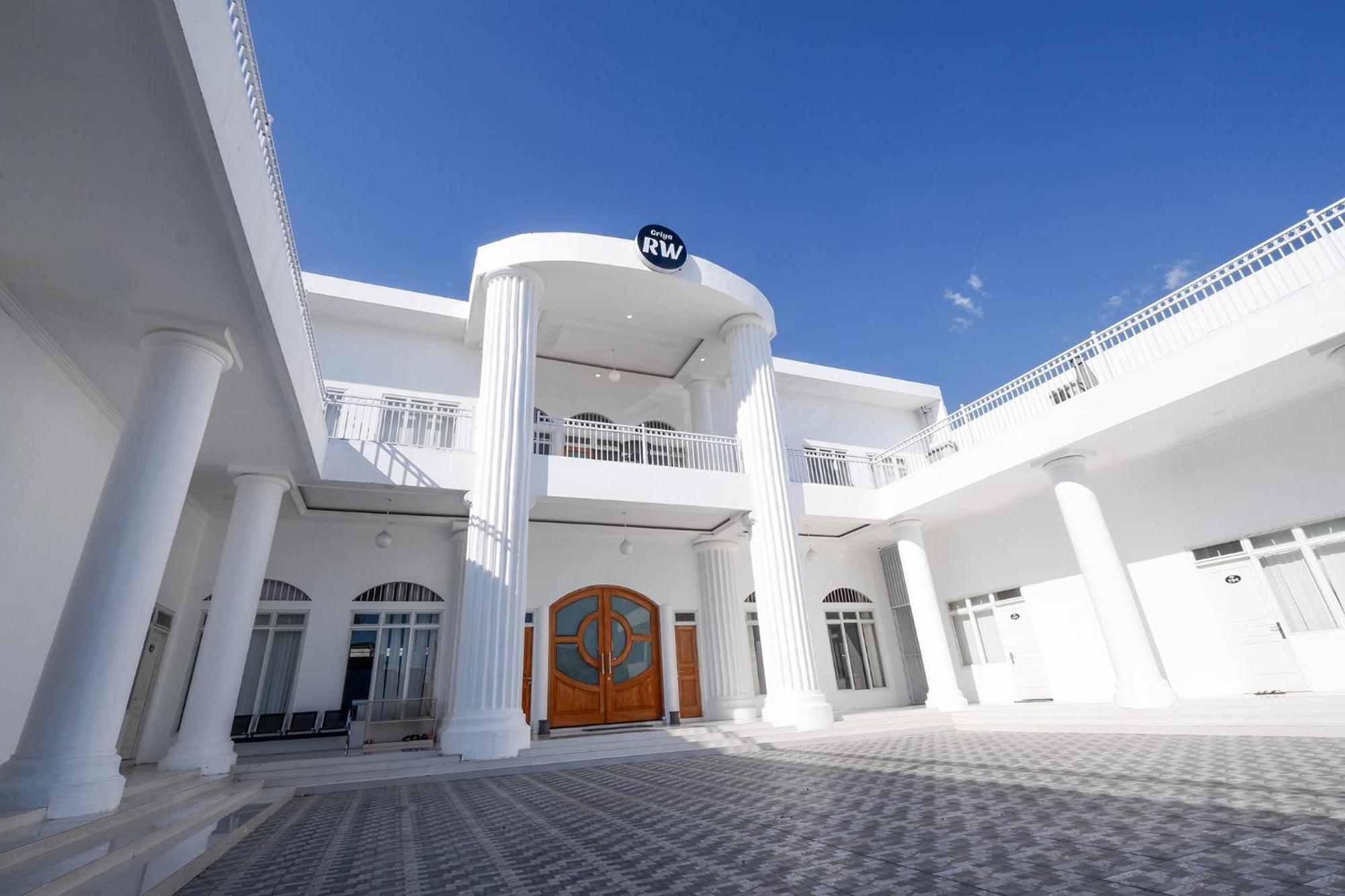 Griya Rw Family Guest House Redpartner Solo Zewnętrze zdjęcie
