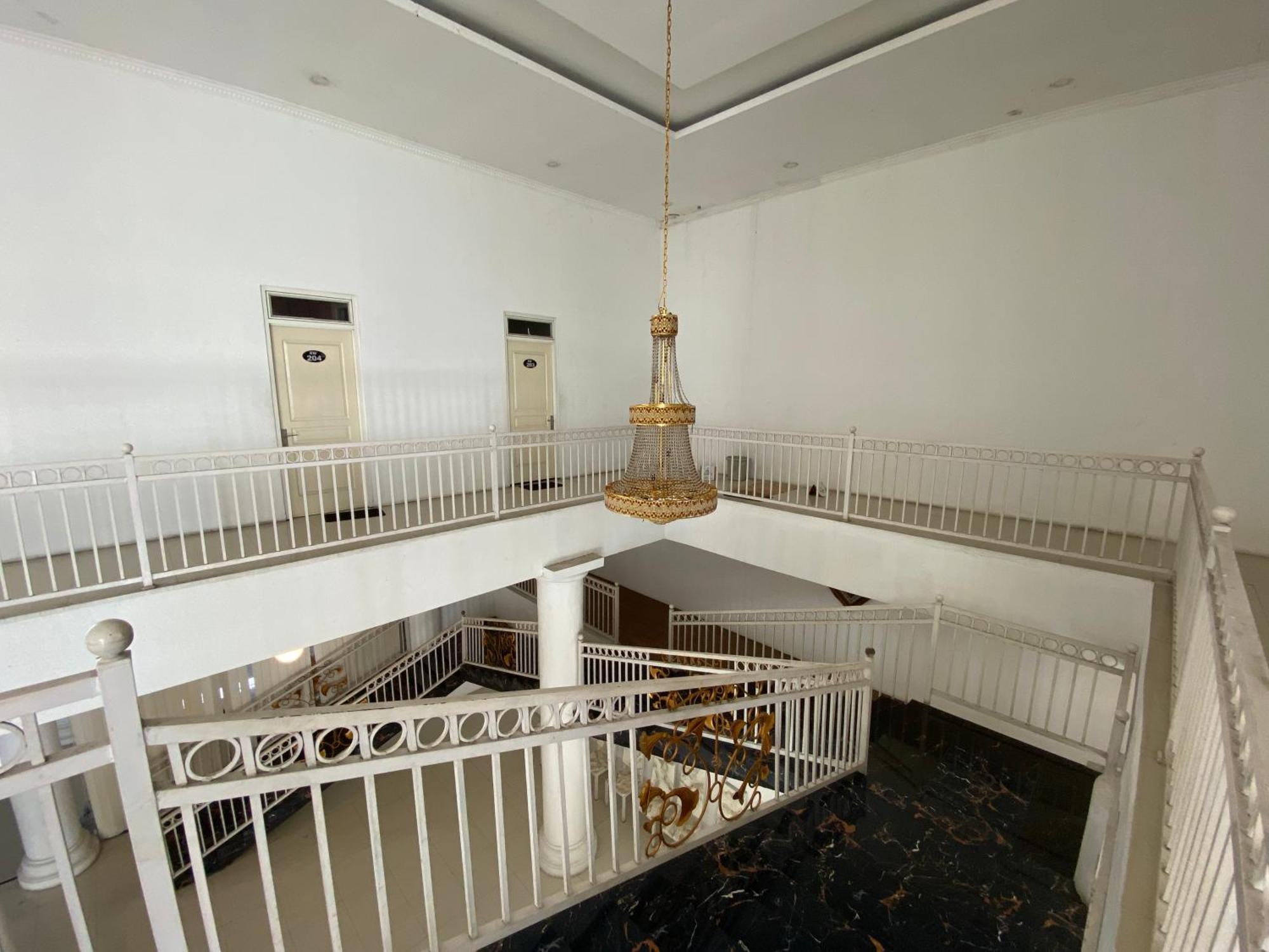 Griya Rw Family Guest House Redpartner Solo Zewnętrze zdjęcie