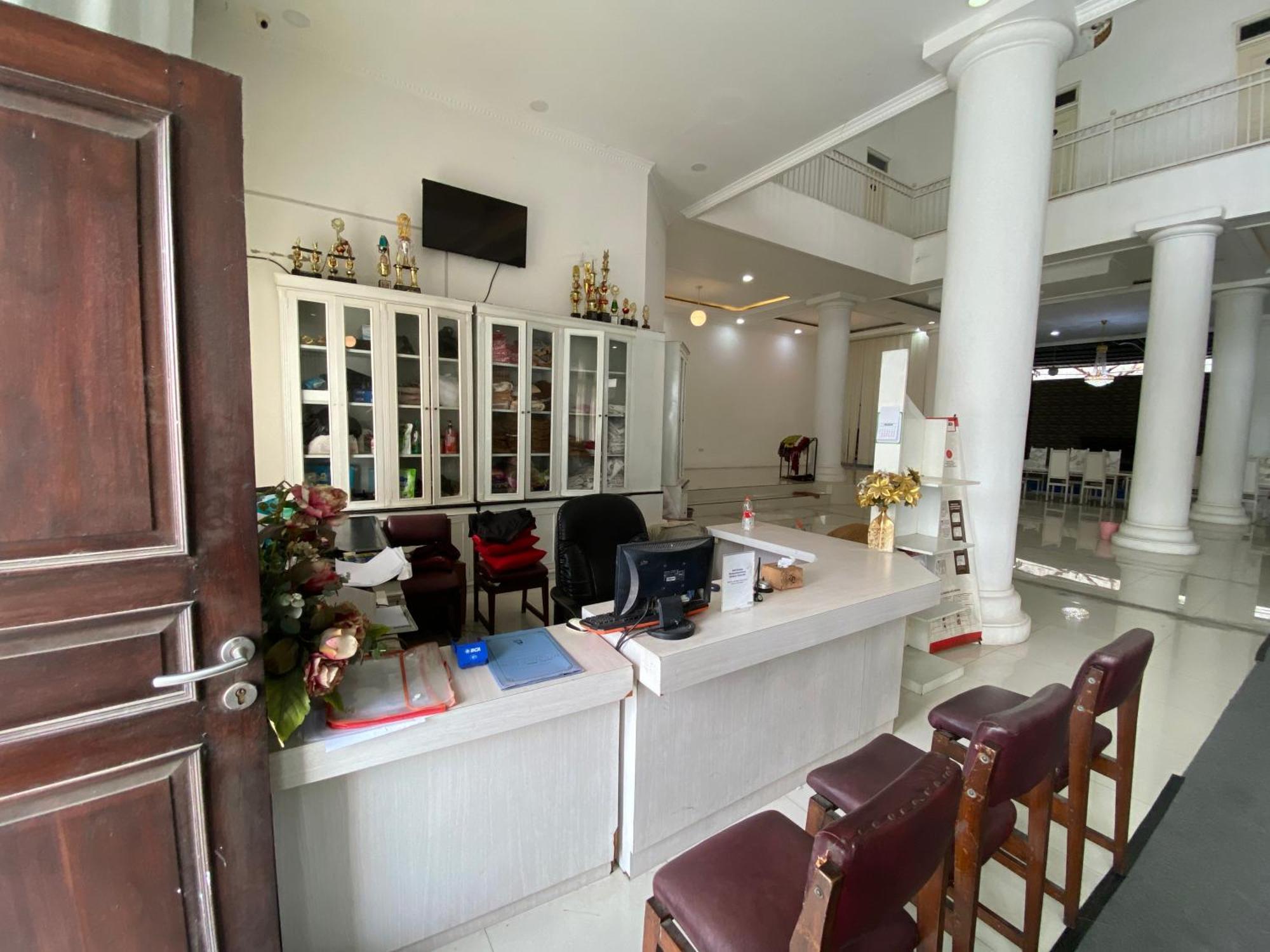 Griya Rw Family Guest House Redpartner Solo Zewnętrze zdjęcie