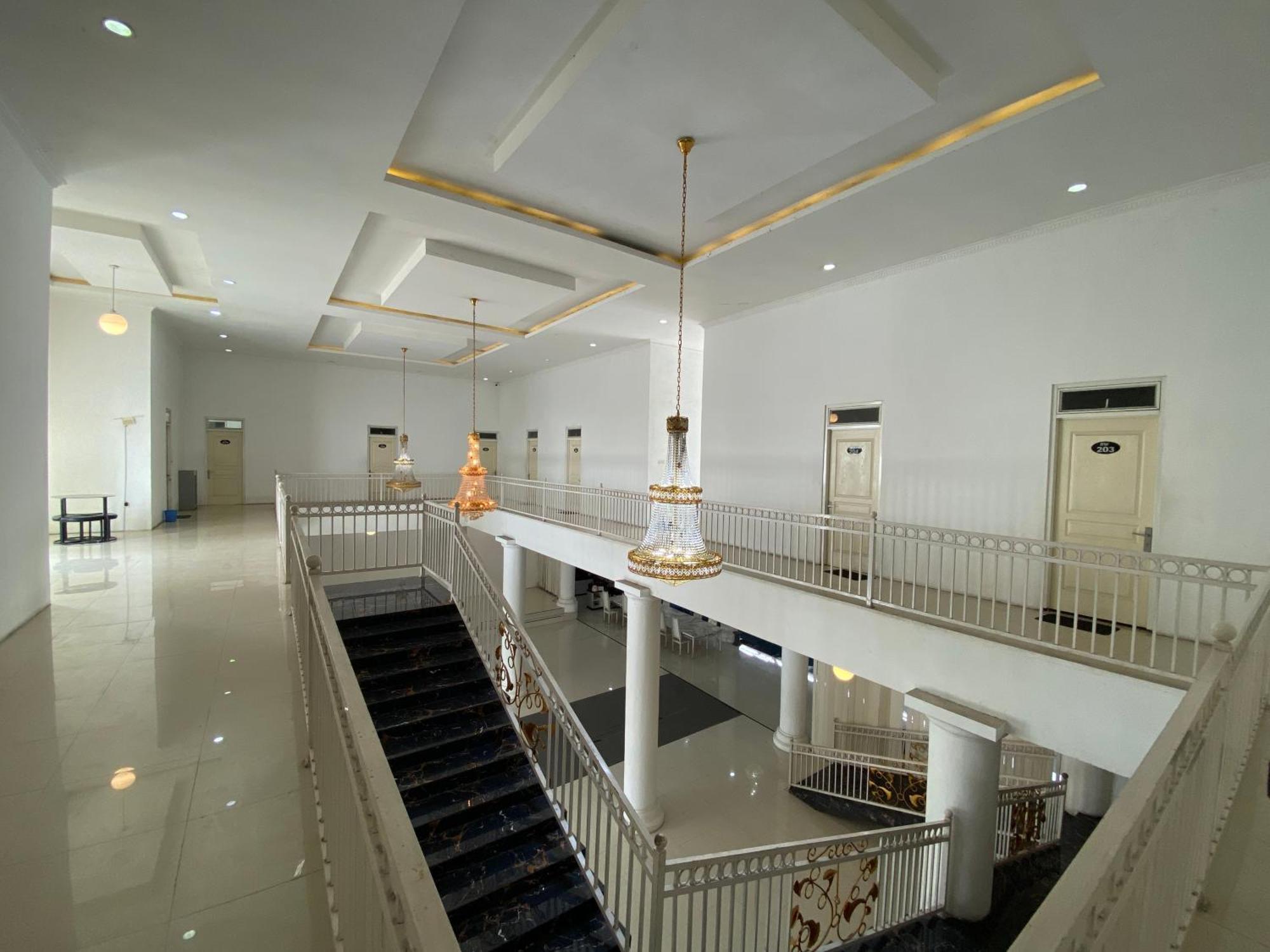 Griya Rw Family Guest House Redpartner Solo Zewnętrze zdjęcie
