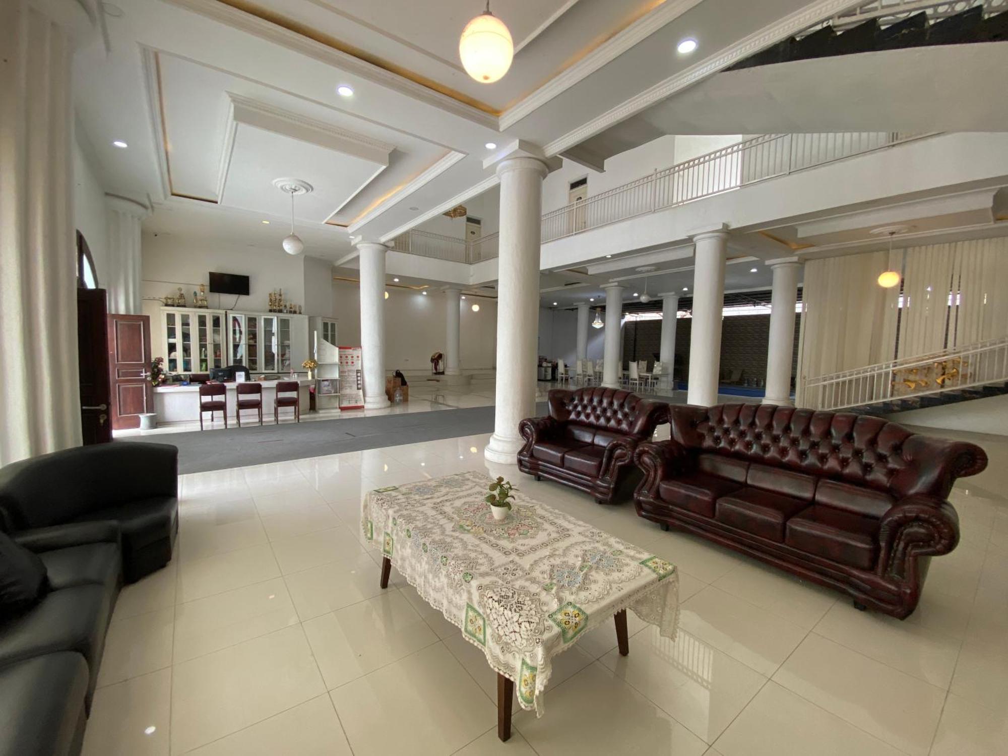 Griya Rw Family Guest House Redpartner Solo Zewnętrze zdjęcie