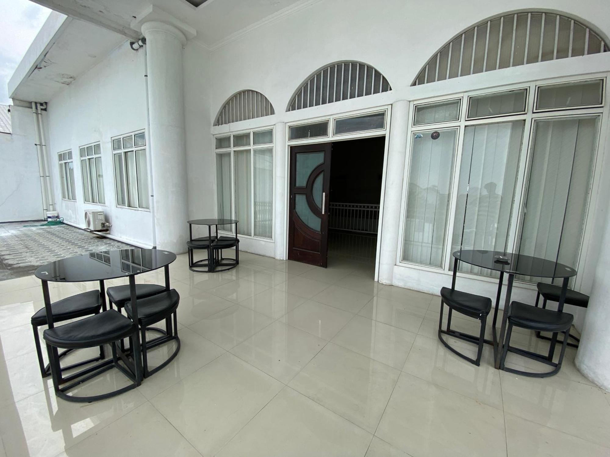 Griya Rw Family Guest House Redpartner Solo Zewnętrze zdjęcie