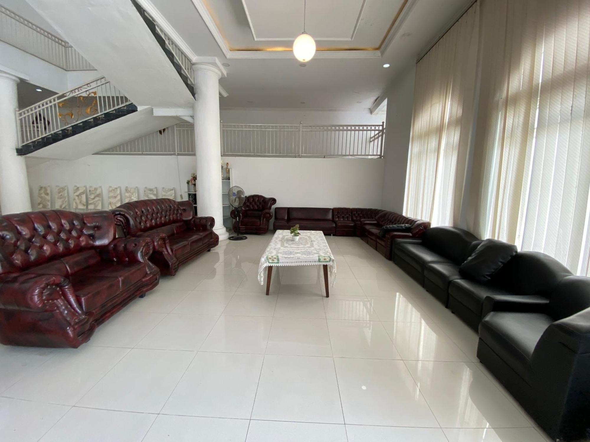 Griya Rw Family Guest House Redpartner Solo Zewnętrze zdjęcie