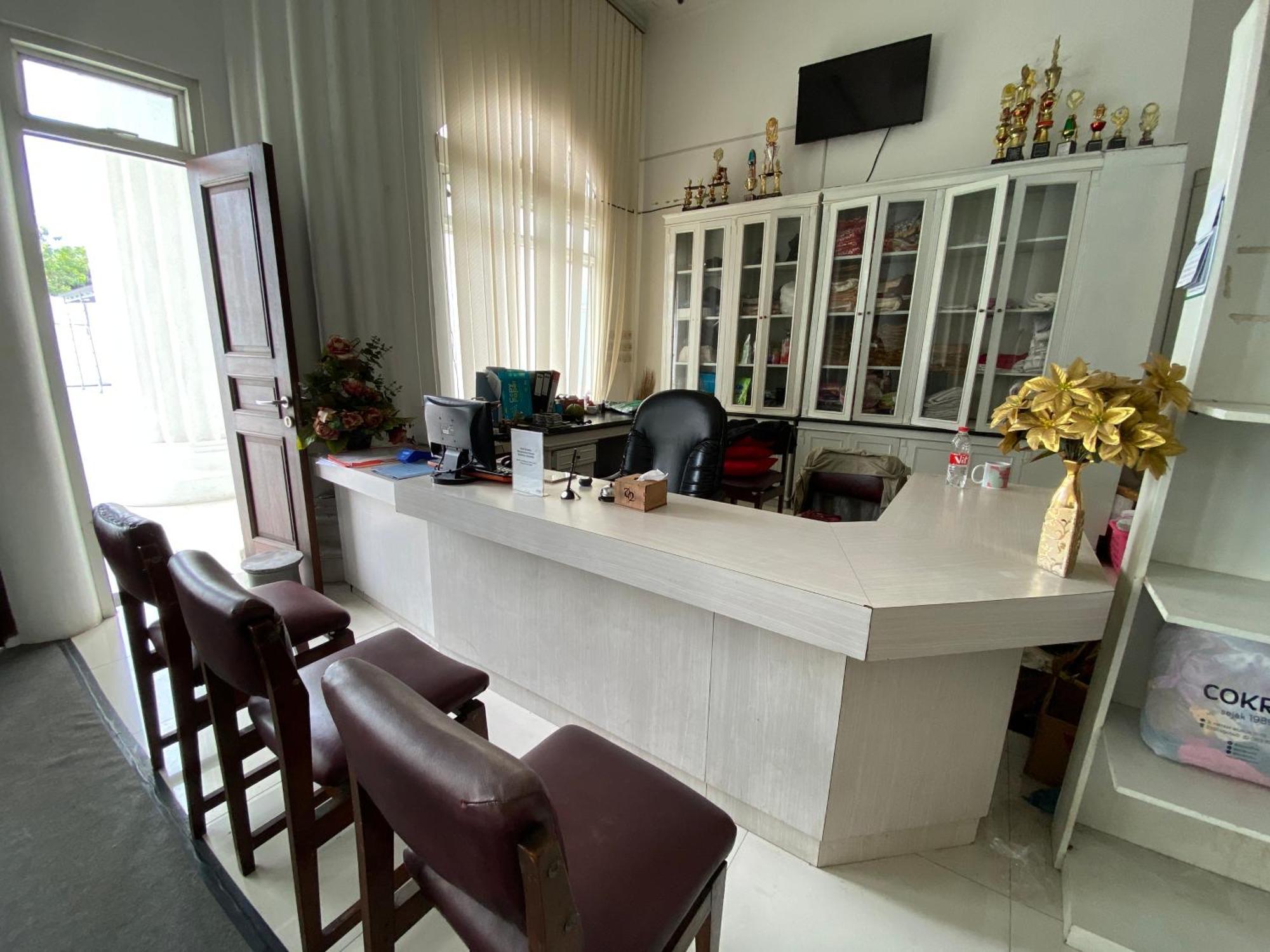 Griya Rw Family Guest House Redpartner Solo Zewnętrze zdjęcie