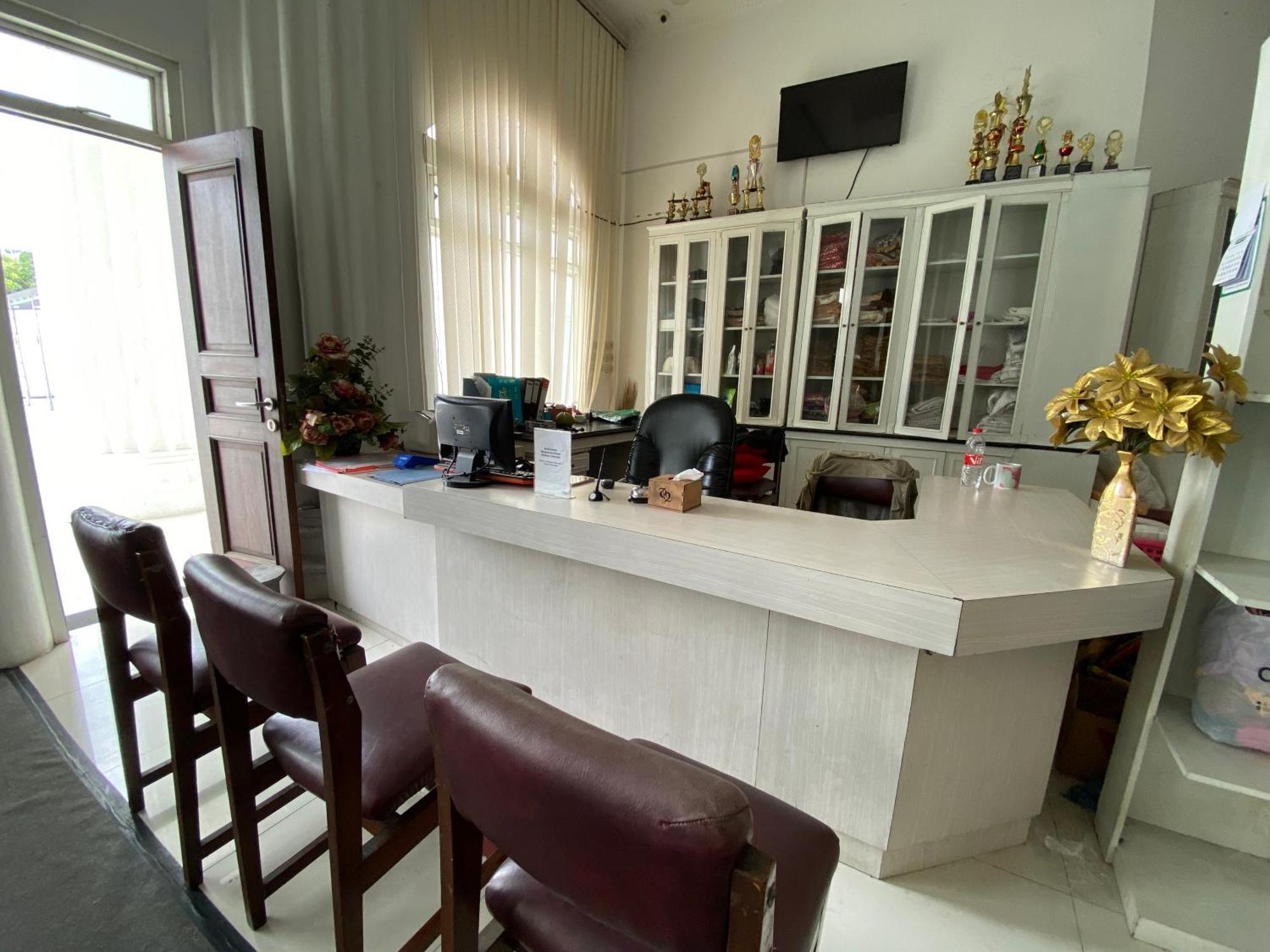 Griya Rw Family Guest House Redpartner Solo Zewnętrze zdjęcie