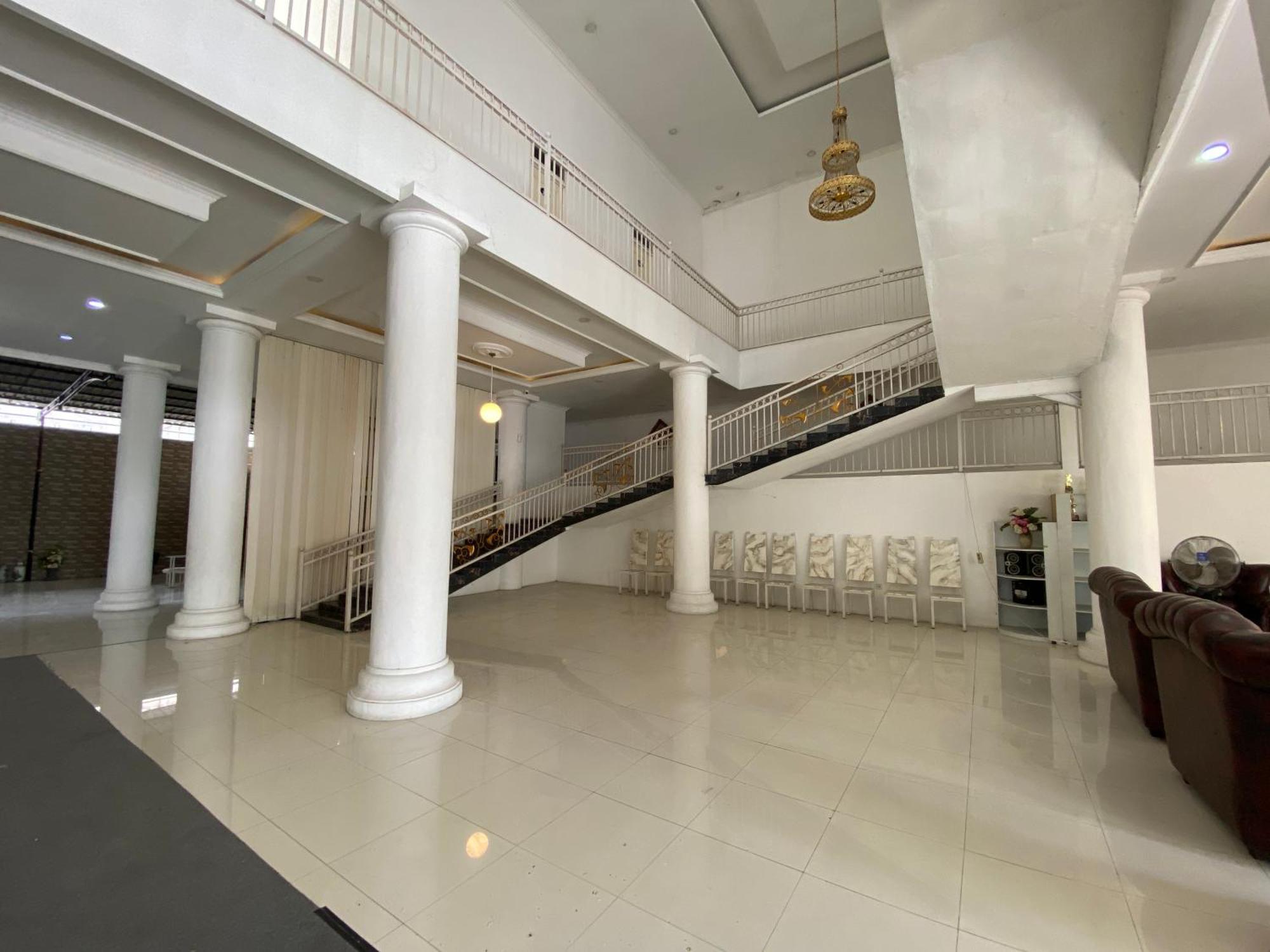 Griya Rw Family Guest House Redpartner Solo Zewnętrze zdjęcie
