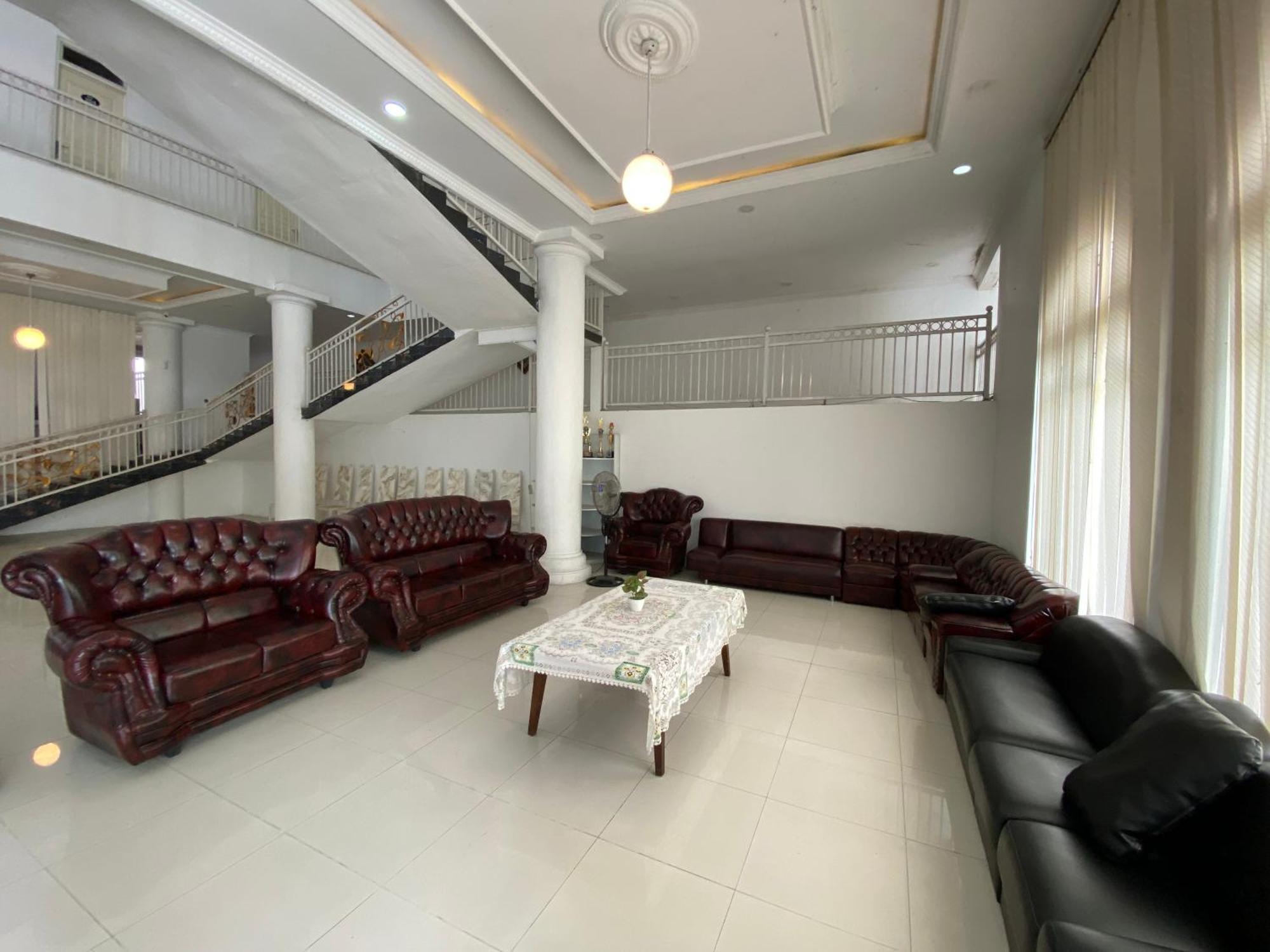 Griya Rw Family Guest House Redpartner Solo Zewnętrze zdjęcie